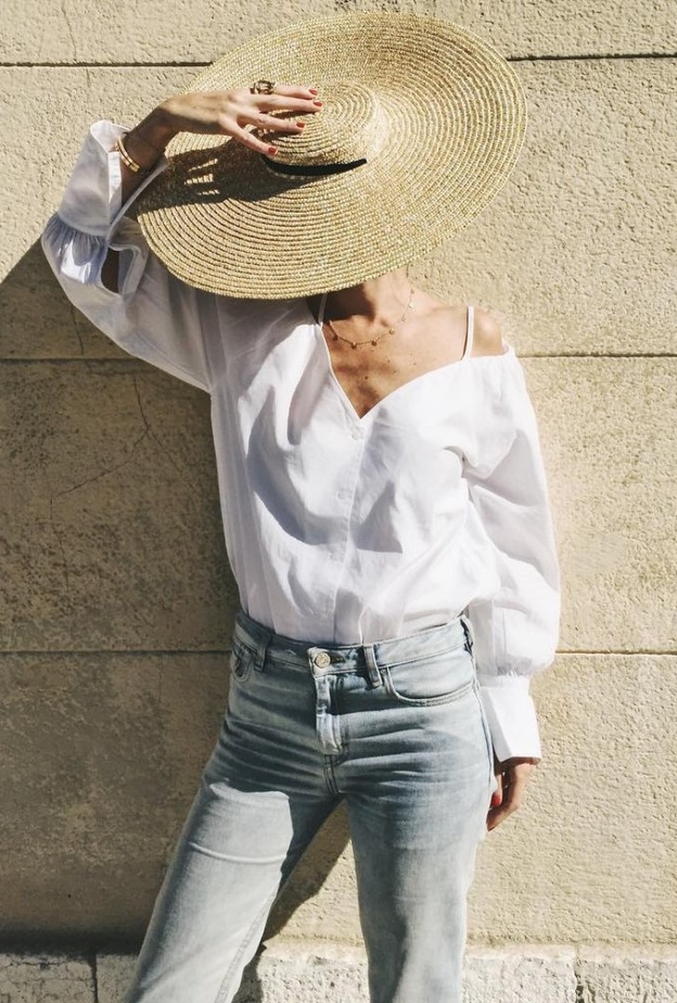  القميص الأبيض مع الجينز الأزرق ولمسة ملفتة بقبعة القش بالقصة الكبيرة