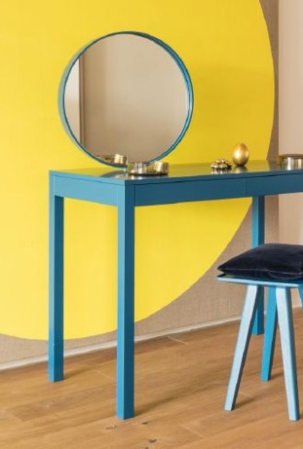 الألوان الجذابة في تصميم طاولة مكياج عصرية