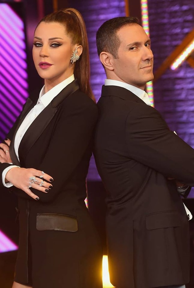 كارلا متألقة بفستان تاكسيدو وطوني بالبدلة مع السروال الجينز