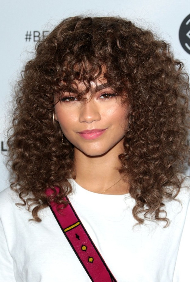  تسريحات شعر مع الغرة الكيرلي الطويلة من وحي اطلالات Zendaya