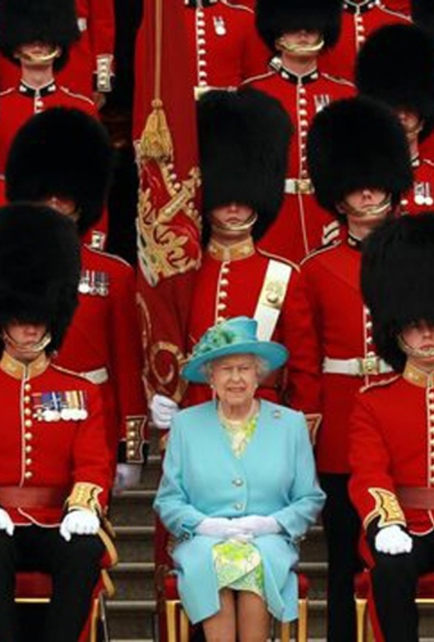 ما هي قصة قبعات الفرو الطويلة التي يرتديها الحرس الملكي البريطاني؟