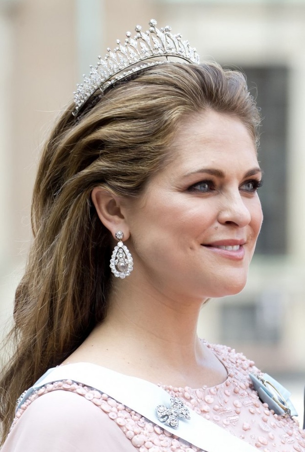 تسريحة شعر منسدلة مسحوبة للخلف بأسلوب أميرة السويد مادلين