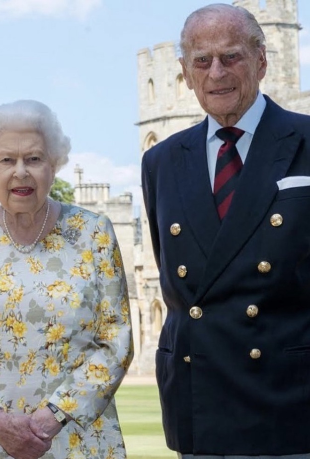 لقطة لطيفة تجمع الملكة اليزابيث بزوجها الأمير فيليب في عيد ميلاده الـ99