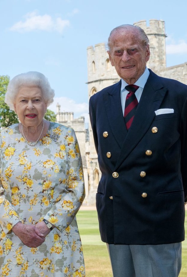  الملكة اليزابيث بدت ساحرة بفستان مزيّن بنقشة الورود من تصميم Angela Kelly