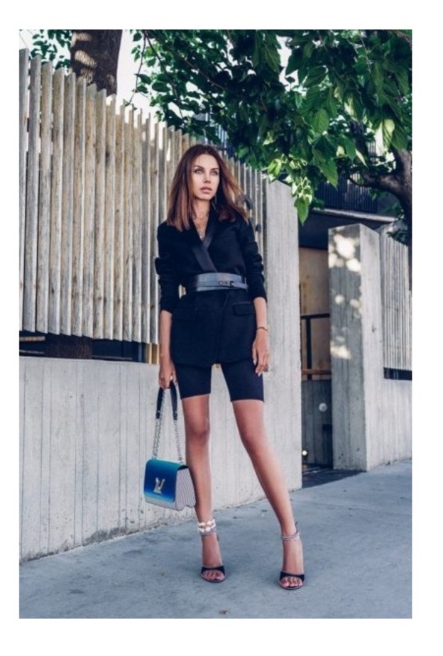 استوحي اطلالاتك بالشورت الأسود القصير مع التوب الطويل والصندل البسيط بالكعب العالي