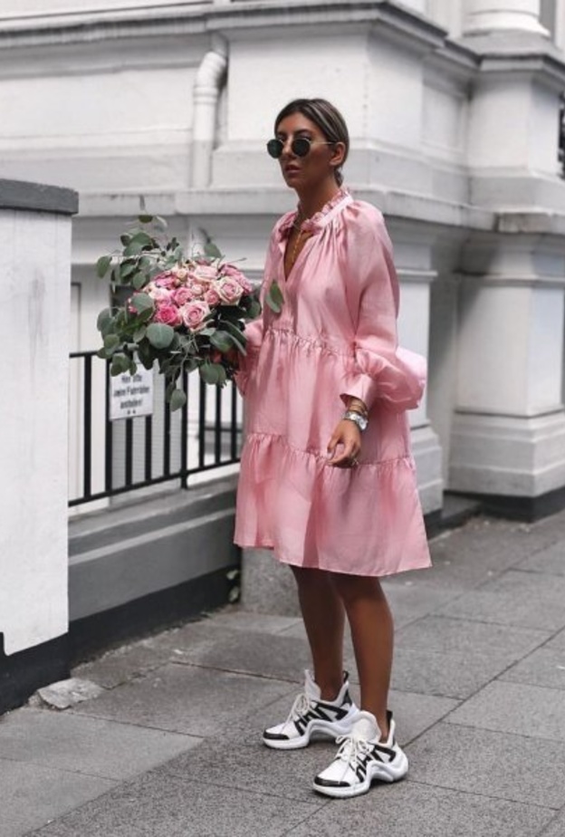  فستان دانتيل زهري من  Dolce & Gabbana