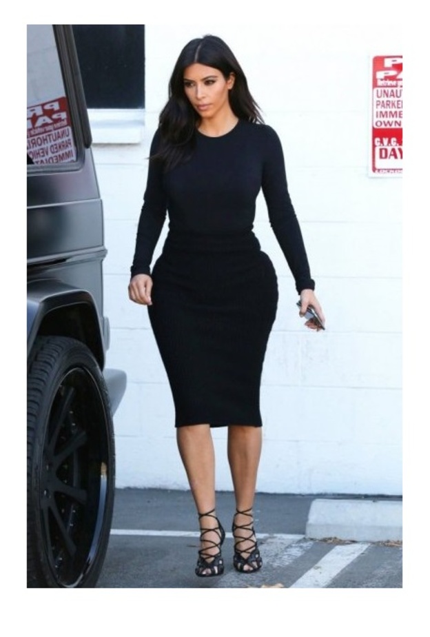 اختارت كيم كارداشيان فستان أسود بقصة الاوف شولدرز