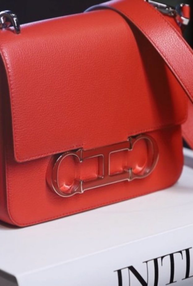 حقيقة Initials Insignia