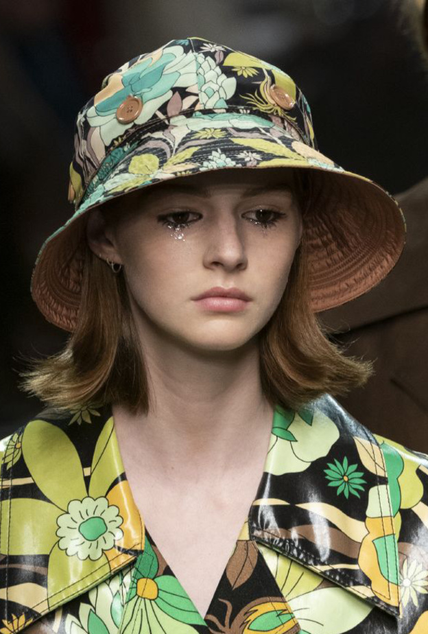 احدث موديلات قبعات شبابية للشاطئ موضة صيف 2020 من Fendi