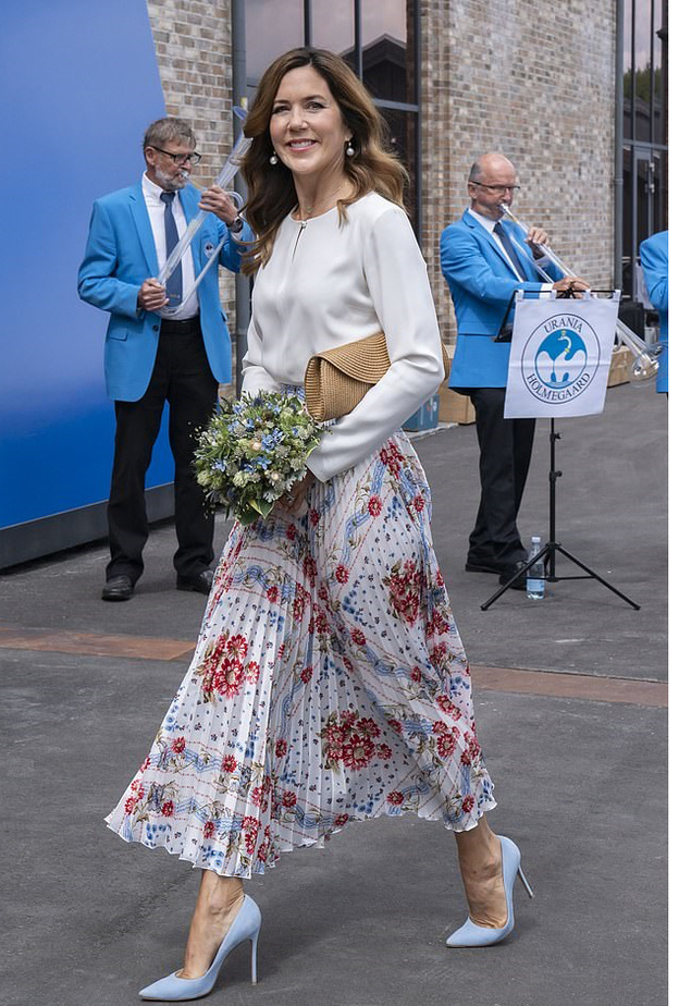 صور اطلالات الاميرة ماري ملكة الدنمارك الانيقة وكيف بدت بعد الحجر المنزلي