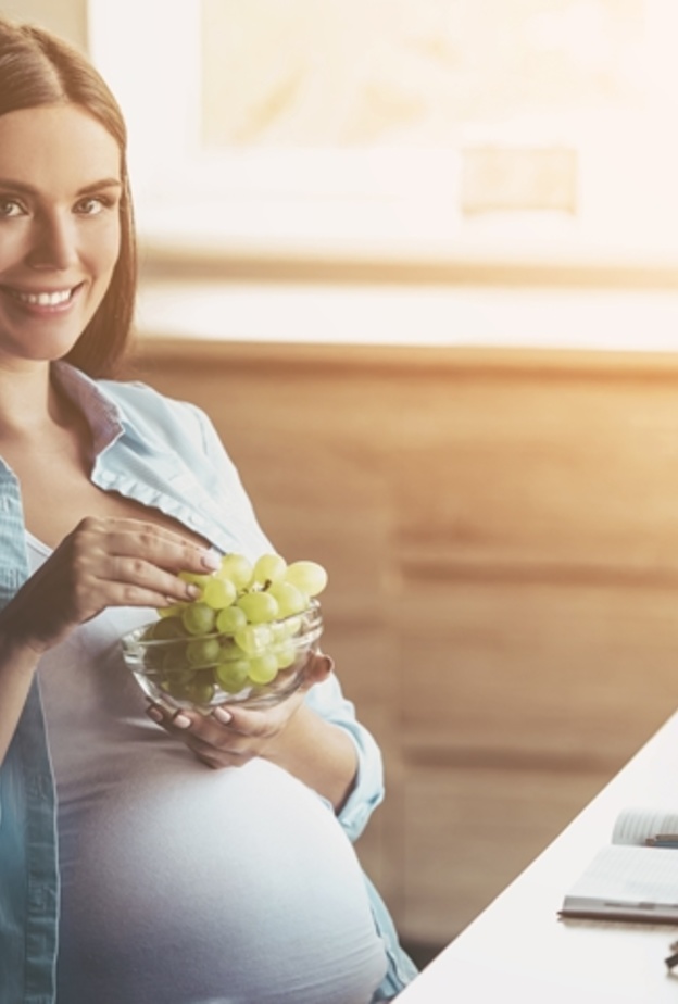 فوائد العنب للحامل في الأشهر الأولى