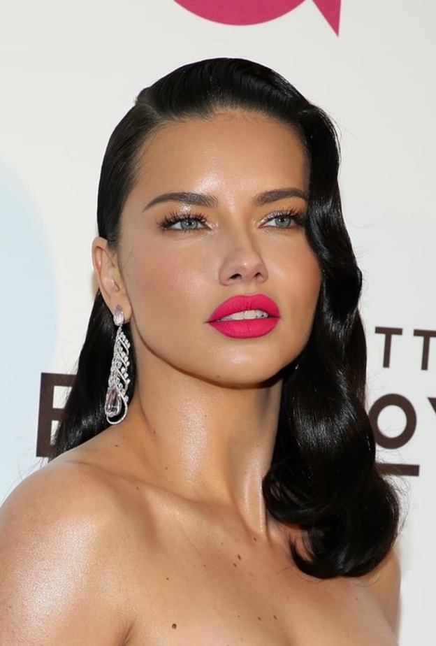 أدريانا بالشعر المبلل والبشرة المضيئة والروج الصارخ