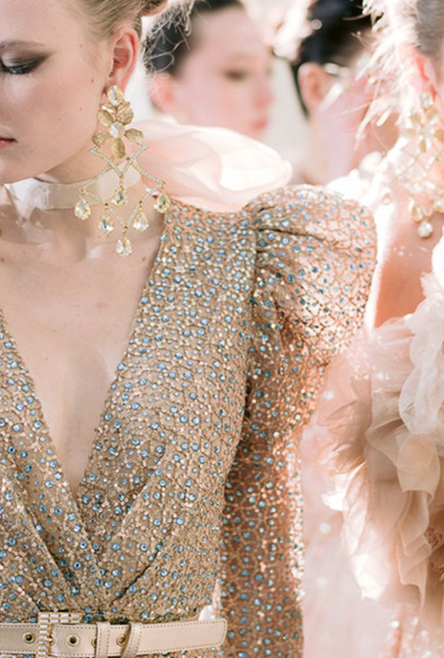  فساتين ايلي صعب بالذهبي