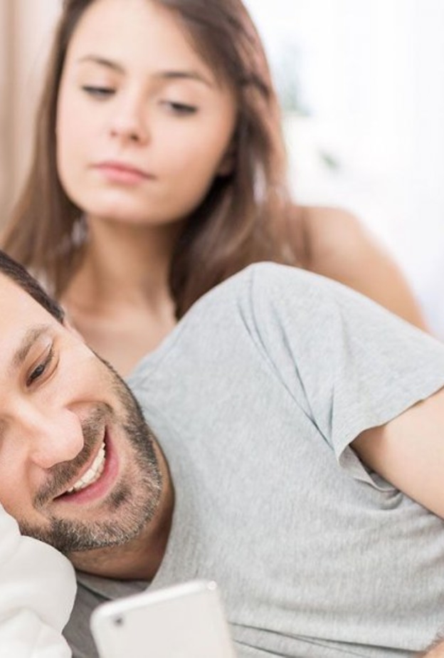 علامات الزوج الذي يخون زوجته