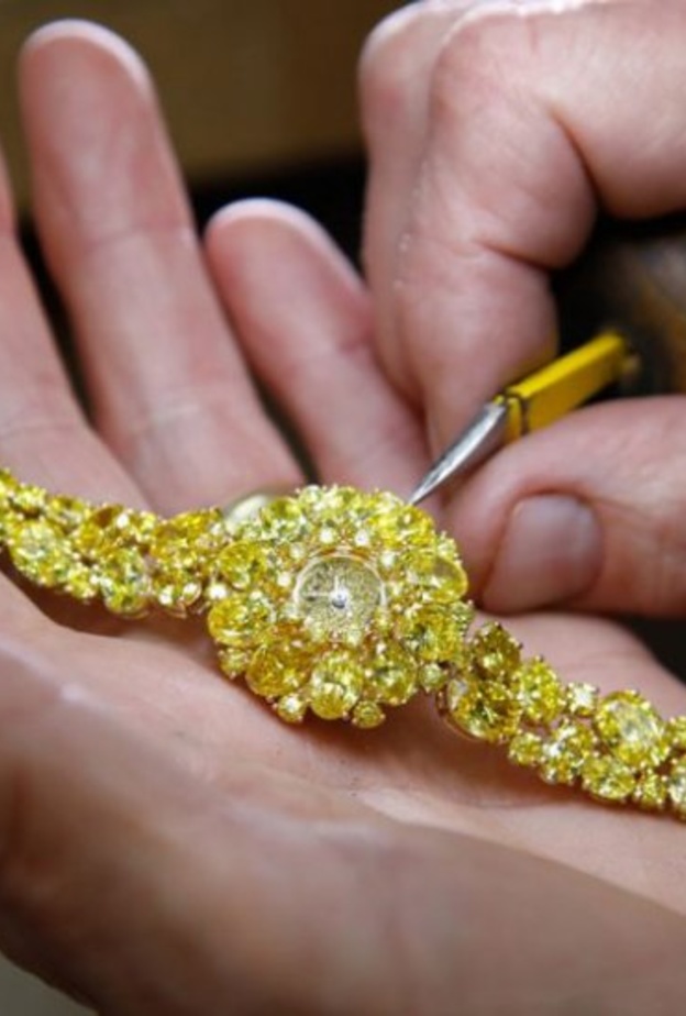 تعرفي على تاريخ الساعات النسائية السرية