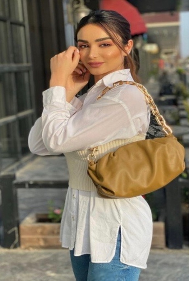 هيفاء حسوني في لوك شبابي في القميص الأبيض