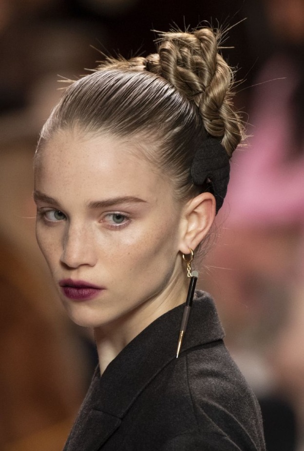 طرق لعمل تسريحات شعر الكعكة الهندسية من دار Fendi