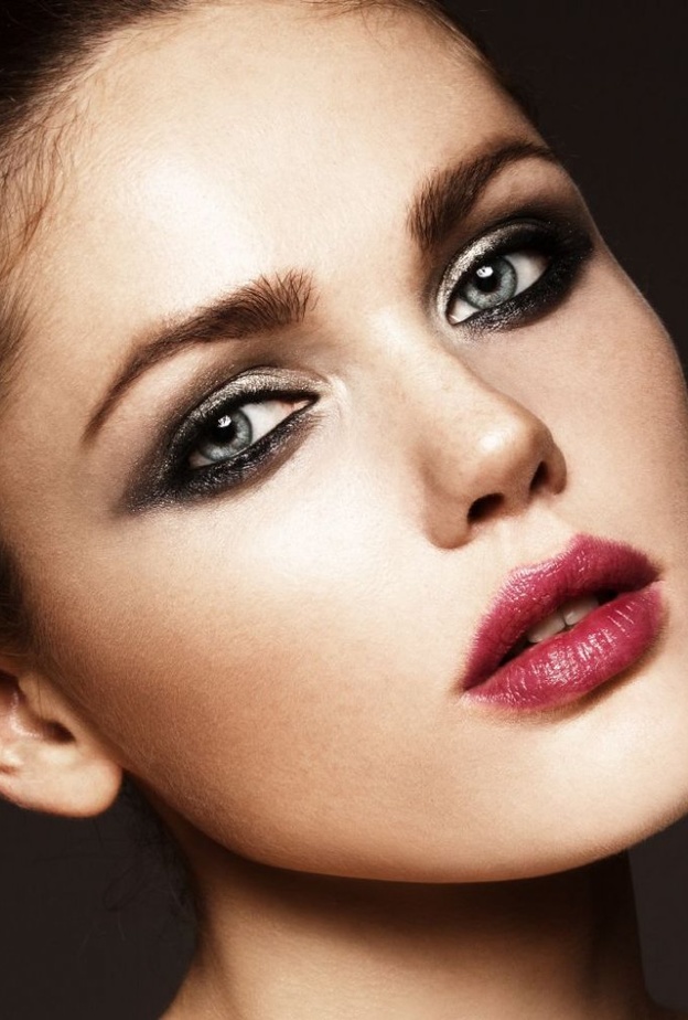 طريقة تطبيق مكياج دخاني جذاب خطوة بخطوة