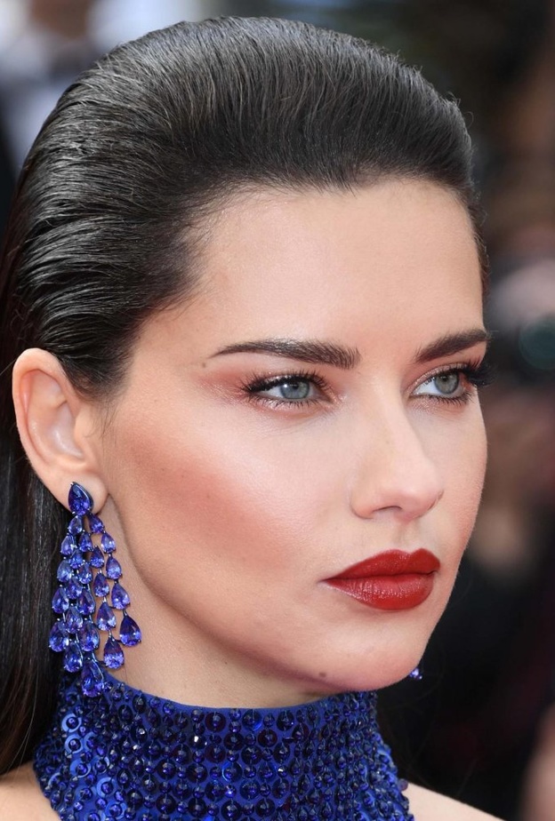  أقراط الياقوت الأزرق من شوبارد اعتمدتها أدريانا ليما