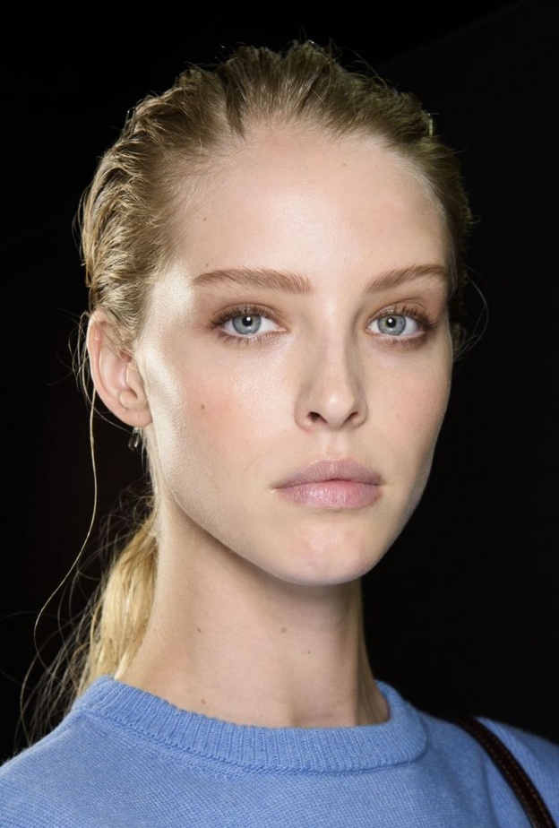 طريقه رسم الحواجب الخفيفة والمنتظمة من Alberta Ferretti