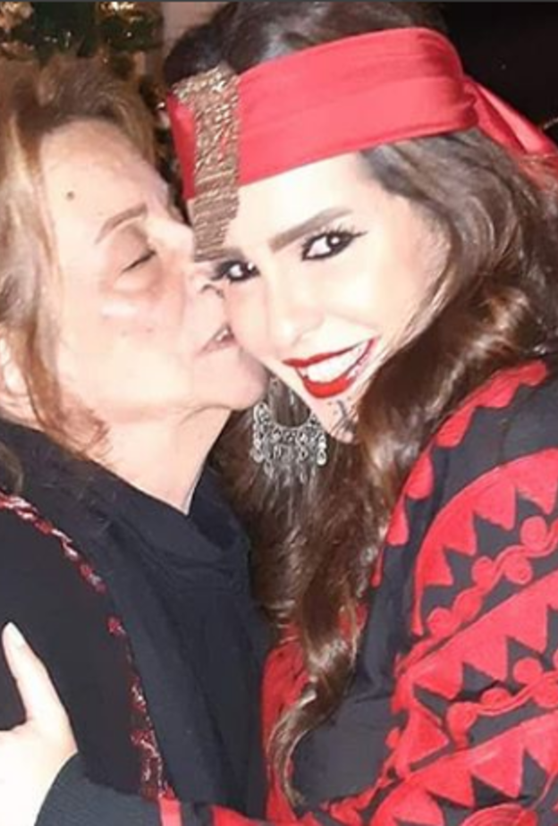 دنيا عبد العزيز