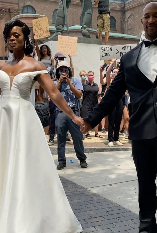  العروسان وجدا نفسيهما وسط الاحتجاجات دون تخطيط مسبق