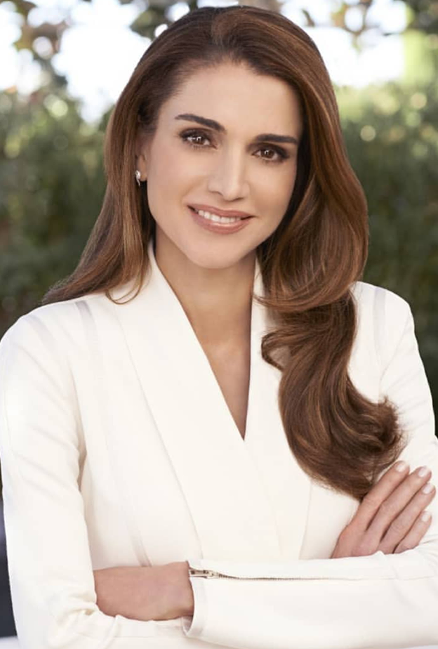 تسريحات شعر ويفي عريض منسدل على جهة واحدة باسلوب بأسلوب الملكة رانيا