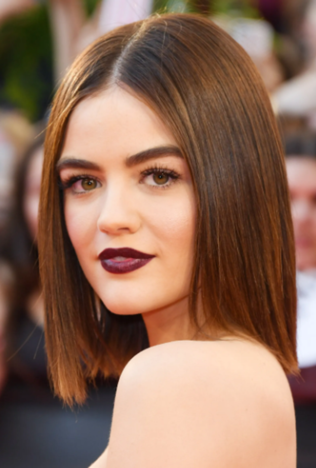 الشعر الناعم مع أحمر الشفاه الداكن والجريء