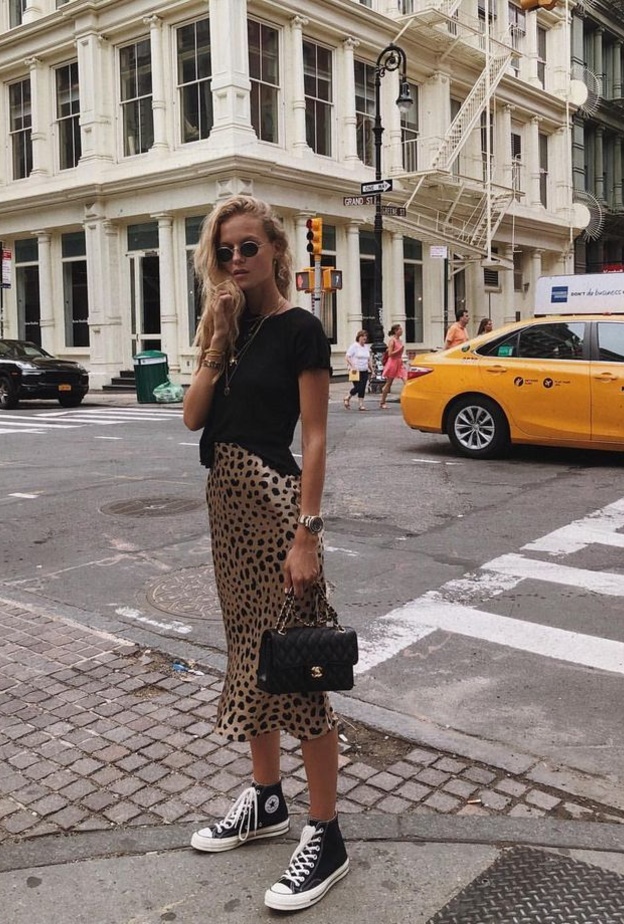 هذا الصيف اعتمدي تنسيقات شبابية بالتنانير بنقشة الفهد