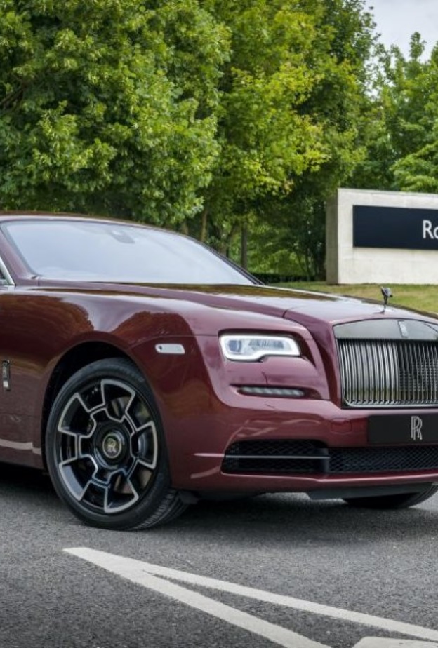 دار رولز-رويس تستأنف مراسم تسليم السيارات للعملاء بعد إعادة افتتاح المصنع