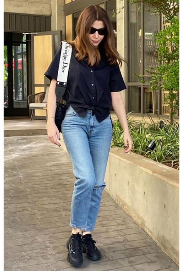 أطلت نانسي بالقميص الأسود مع السروال الجينز