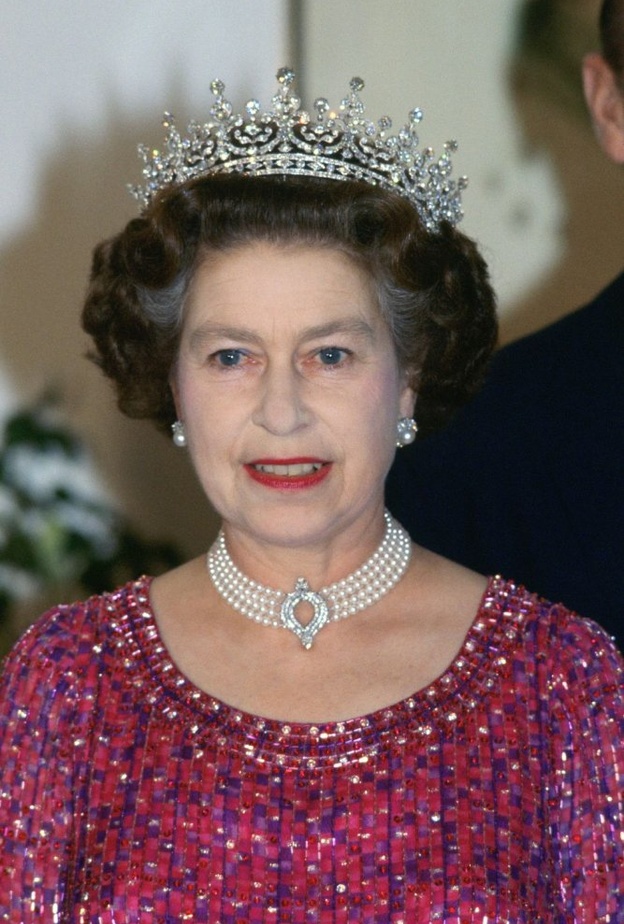 تعرفي على قطع مجوهرات الملكة إليزابيث الثمينة التي تعيرها لسيدات عائلتها الملكية