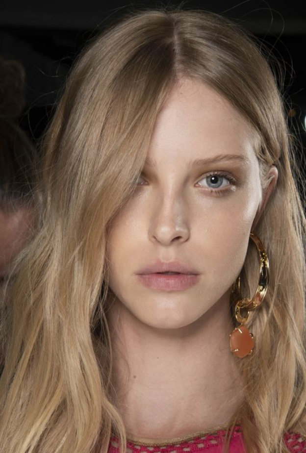 الوان صبغات الشعر الاشقر المتموج في صيف 2020 من Alberta Ferretti