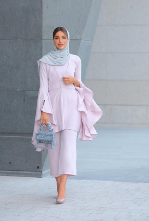  لوك أنثوي ناعم بدرجات الباستيل اعتمدته فاطمة حسام