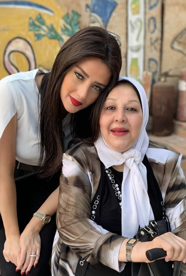 رضوى الشربيني تشارك متابعيها صورة لطيفة مع والدتها بمناسبة عيد ميلادها