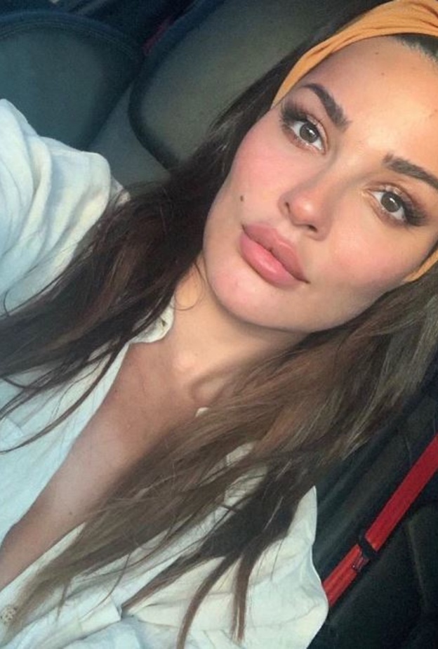 نادين نجيم بدت ساحرة على طبيعتها بعصابة رأس باللون البرتقالي نسّقتها مع إطلالتها