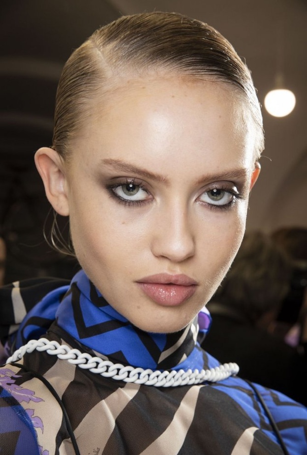 طرق تطبيق رسمات مكياج دخاني من Emilio Pucci