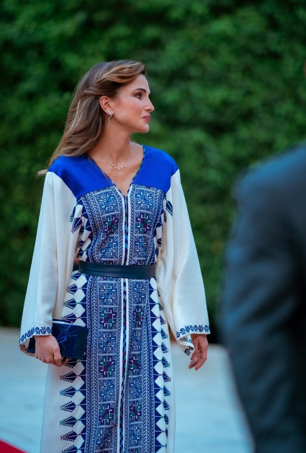 الملكة رانيا في لوك شرقي مميز باللونين الأزرق والأبيض