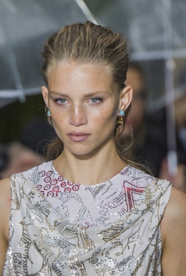  تسريحات شعر مبللة ومجعدة اختاريها على الشاطىء من Lanvin