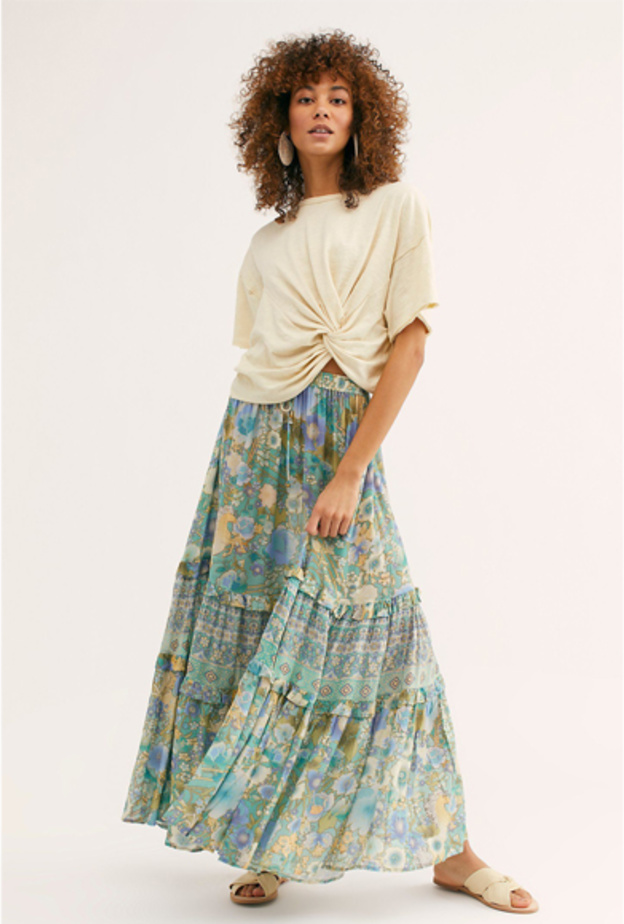  ألوان مرهفة ومتناغمة باطلالة جذابة وأنيقة بالتنورة البوهيمية مع التوب باللون العاجي