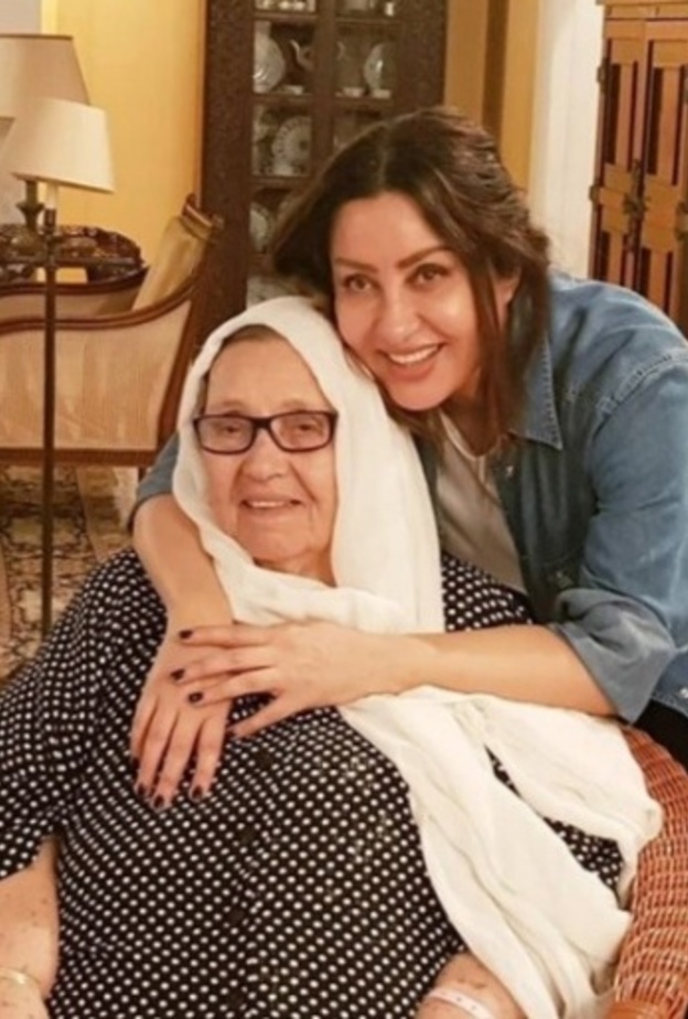لطيفة التونسية مع والدتها