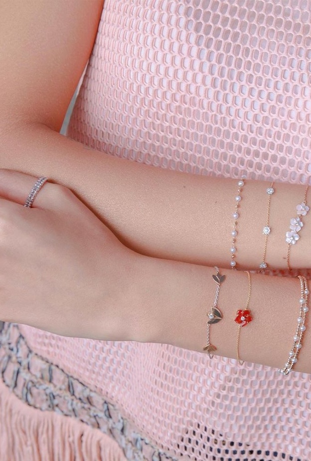  أساور ذهب مزينة بأشكال الورود الملونة من auras jewelry