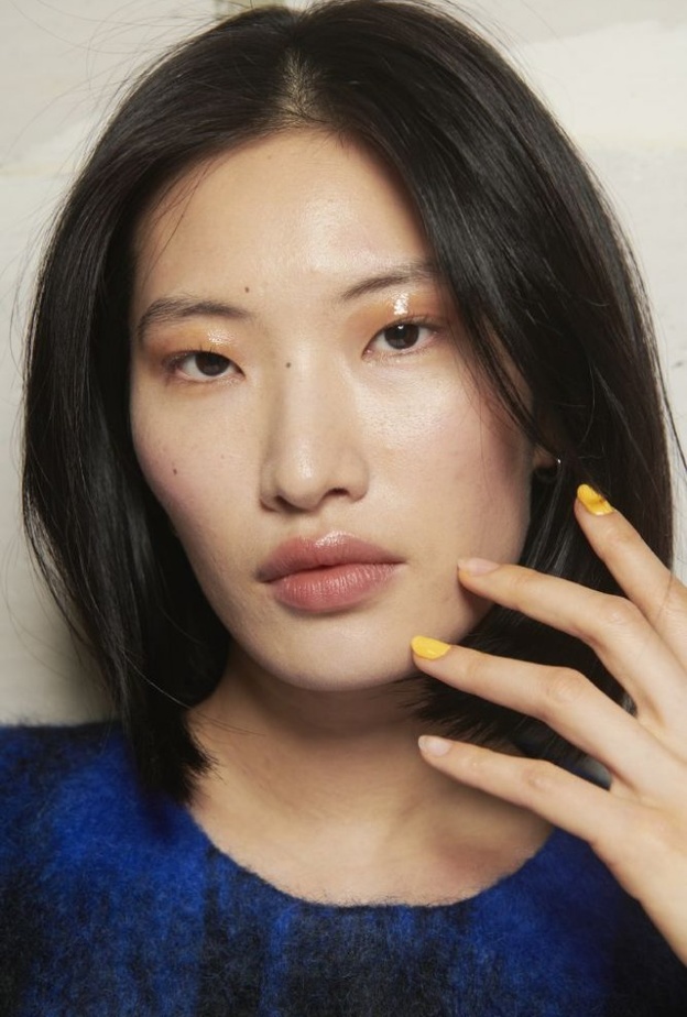 الوان مناكير باللون الاصفر اللماع لصيف 2020 من دار Junko Shimada