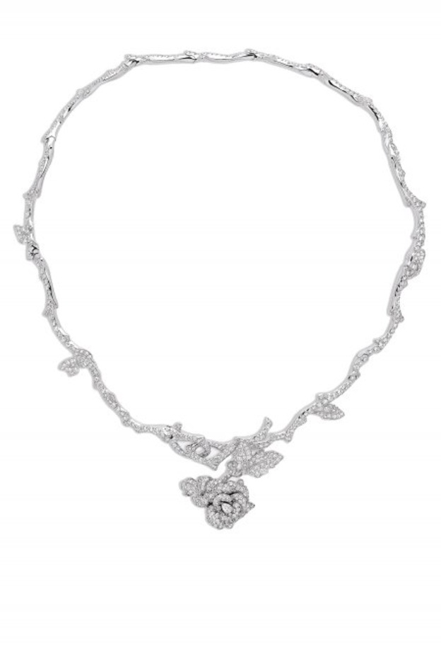 قلادة من ديور Dior