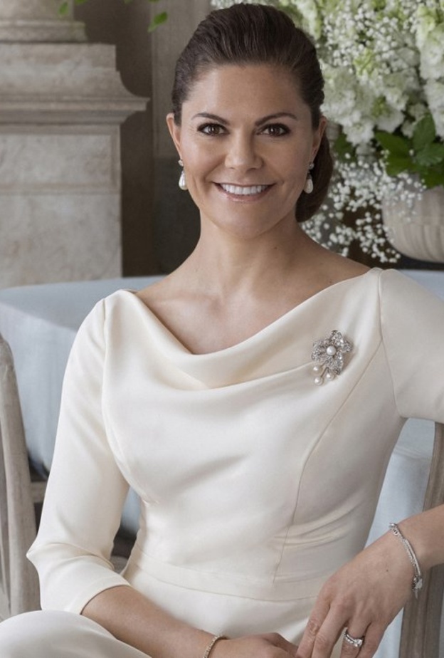  الأميرة فيكتوريا في عيد زواجها متألقة بمجوهرات الماس واللؤلؤ