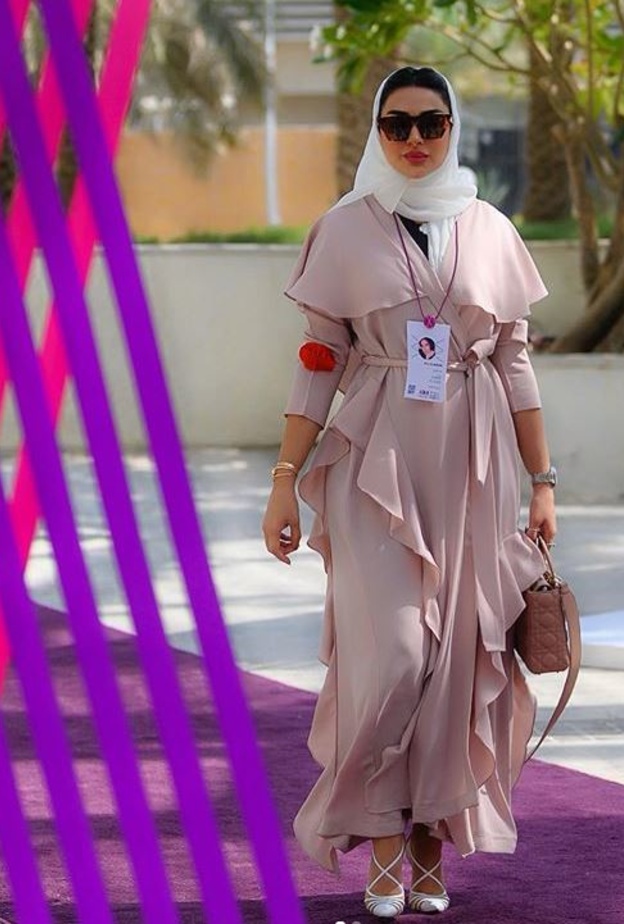 عباية عصرية وشبابية باللون الزهري