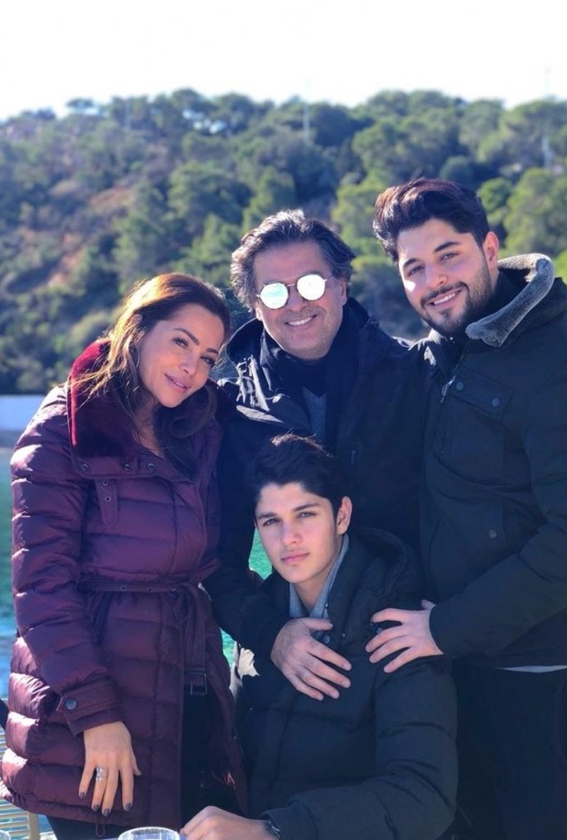  راغب علامة وعائلته بإطلالة أنيقة خلال عطلة في اليونان