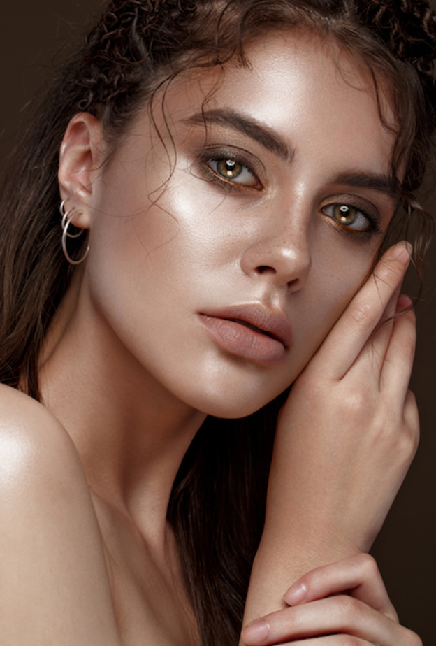 إطلالة صيفية مشرقة ونضرة مع هذه المستحضرات