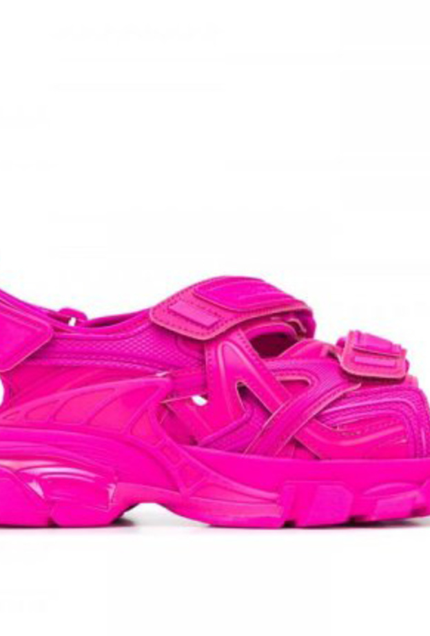 حذاء شانيل بلاتفورم يسيطر على موضة أحذية الصنادل 