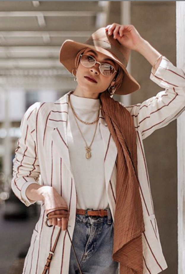  نقشة الخطوط بالبليزر الصيفي باطلالة جذابة اختارتها نبيلة كريم بالألوان الأساسية